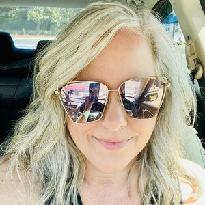 Meet your Posher, Stacy